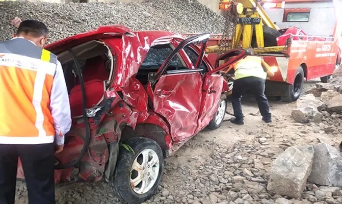 Honda Brio rusak parah akibat terjun dari ketinggian 15 meter tol Tangerang-Merak. (Foto/luthfi) 