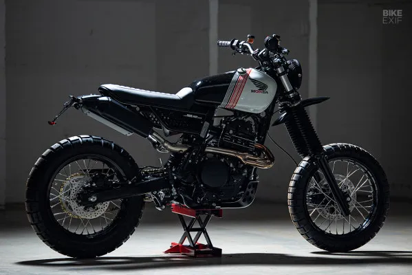 HB-Custom mendapat tantangan bagaimana caranya Honda NX650 Dominator ini tetap mempertahankan identitasnya. [Bikeexife.com]