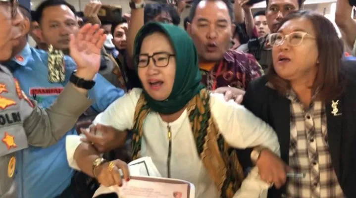 Ibu yang histeris saat diamankan. (rizal)