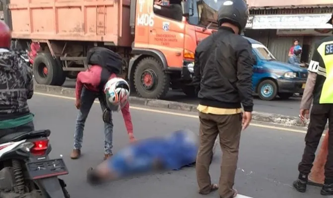 Kelindas tronton, ibu rumah tangga tewas di jalan Raya Bogor. (Foto/polresmetrodepok)