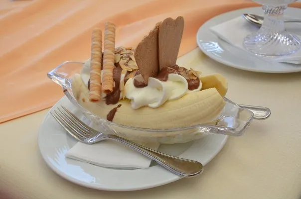 Resep banana split seperti di restoran mahal, yang bisa kamu buat sendiri di rumah. (Pixabay.com)