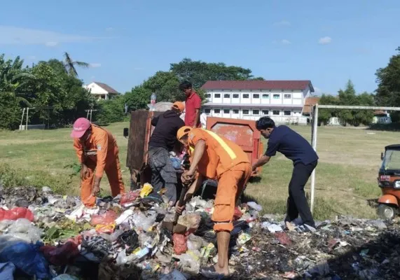 Foto: Petugas Dinas Lingkungan Hidup Kabupaten Bekasi mengangkut sampah liar yang dikeluhkan warga Kedungwaringin yang berada 2 TPS Liar. (Ist.)