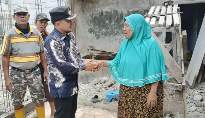 Foto : Salah satu warga Setia Asih, Kecamatan Tarumajaya, Kabupaten Bekasi, Jawa Barat, yang mendapat program Rutilahu. (Ist).