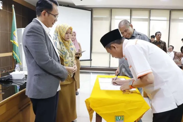 PJ Bupati Bekasi Dani Ramdan saksikan langsung penandatanganan bantuan keuangan ke parpol. (Humas)