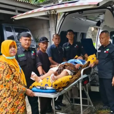 Korban terseret motor di Underpass Cibitung, Indah Agustiyani (28) saat hendak dibawa ke RSUD Cibitung, Kabupaten Bekasi. (Ist).