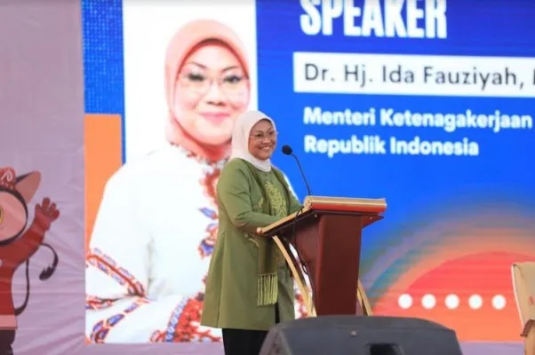 Menaker  Ida Fauziyah saat memberikan kuliah umum pada PKKMB di Universitas Negeri Gorontalo. (ist)