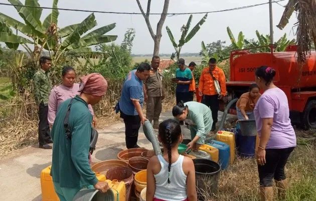 Proses pendistribusian air ke warga kabupaten Bekasi yang terdampak kekeringan. (Ist).