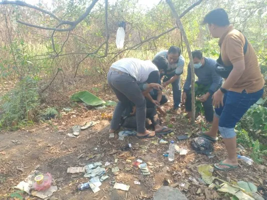 Personil Unit Reskrim Polsek Kragilan saat melakukan penyergapan pelaku judi qiu-qiu. (ist)