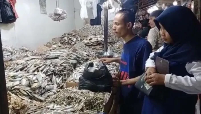 Sejumlah warga saat belanja ikan di pasar Rangkasbitung, Lebak. (Foto: Ist).