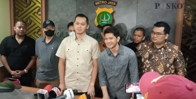 Iko Uwais, bersama tim Kuasa Hukum dan kemeja kream Kasatreskrim Polres Metro Bekasi Kota, Kompol Ivan Adhitira. Jumat (17/6/2022) malam (Ihsan).