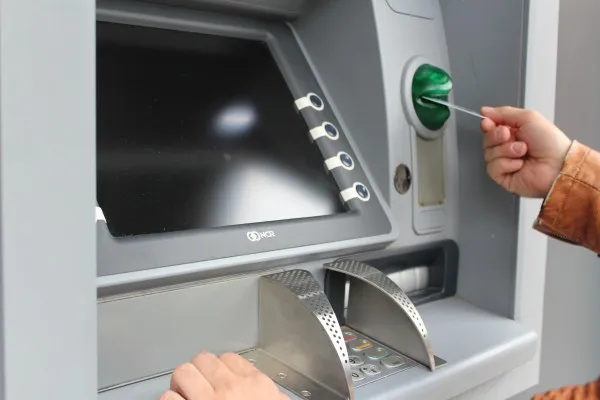 Ilustrasi penarikan uang di ATM. (Pixabay.com/Peggy_Marco)