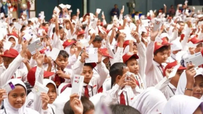 Daftar Bansos Anak Sekolah yang Masih Cair di 2025: Solusi Pendidikan untuk Keluarga Miskin. (Instagram: @nadiemmakarim)