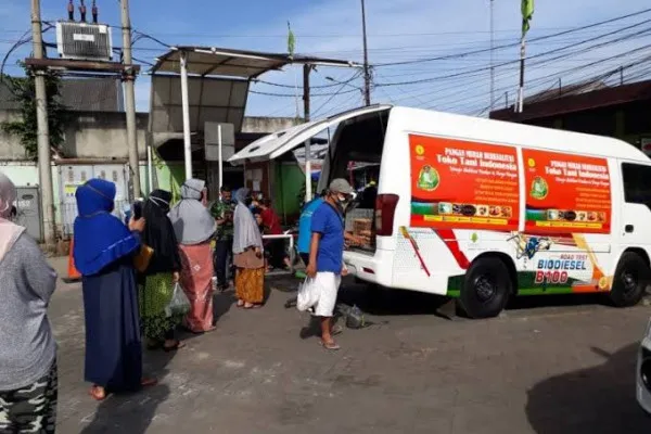 Warga menyerbu cabai murah yang digelar DKPKP DKI bersama Kementan di pasar-pasar tradisional. (ist)