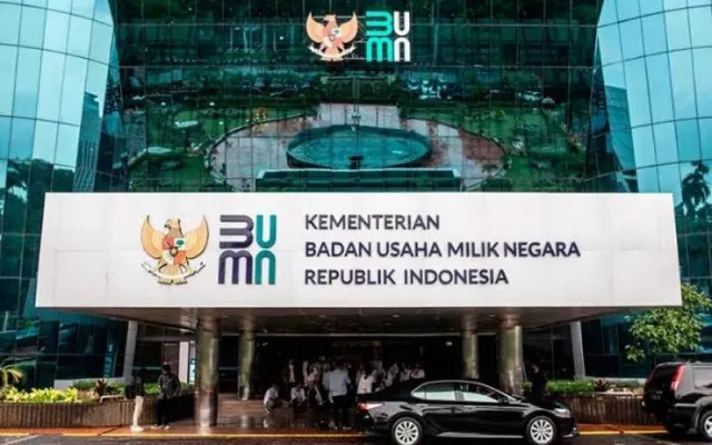 Ilustrasi: Logo baru Kementerian Badan Usaha Milik Negara (BUMN) terpasang di Gedung Kementerian BUMN, Jakarta, Kamis (2/7/2020). (Foto: Antara).