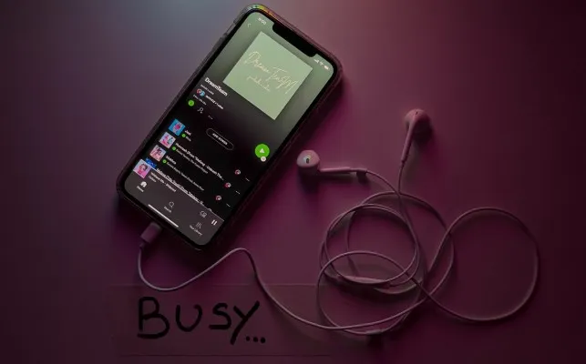 Illustrasi Spotify(sumber foto:  Imtiyaz Ali from unplash)