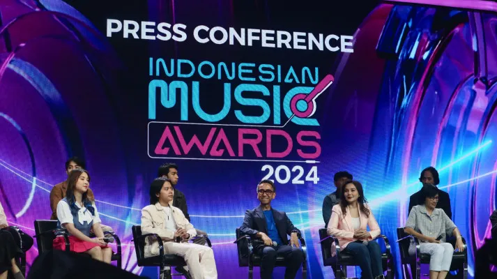 CEO Nuon Aris Sudewo (tengah), Programming & Acquisition Director RCTI Dini Putri (kedua dari kanan), Head of Production Operation RCTI Tiurma Imelda Sinaga (paling kanan), dan perwakilan musisi yang masuk dalam nominasi IMA 2024 saat Press Conference Indonesian Music Awards (IMA) 2024 pada Jumat, 25 Oktober 2024. (Dok. Telkom)