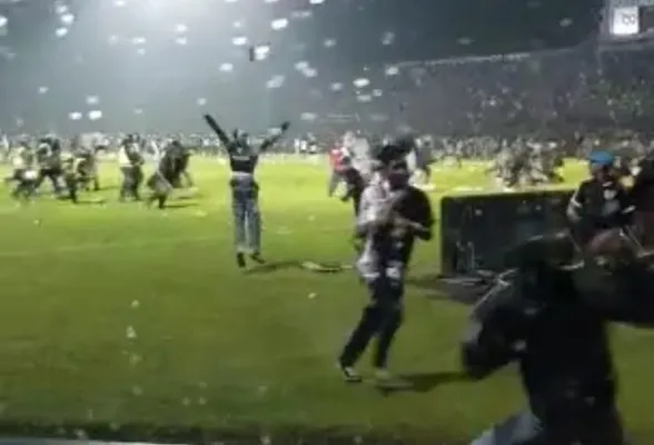 Suasana ricuh di Stadion Kanjuruhan usai Arema FC kalah dari Persebaya Surabaya. (foto: ist)