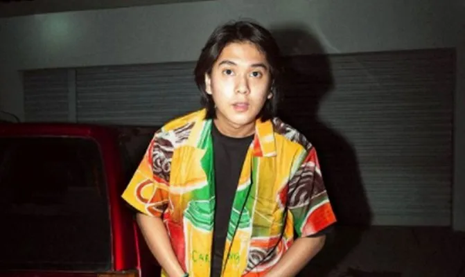 Kebocoran kontak pribadinya di media sosial justru Iqbaal Ramadhan tanggapi dengan santai. (Foto/ig@iqbaal.e)