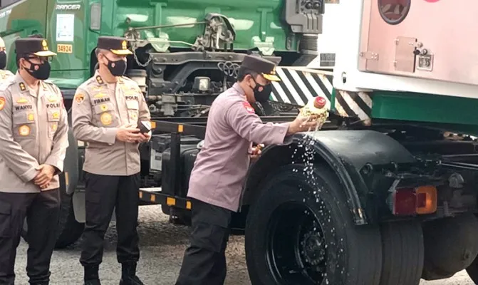 Kapolri Jenderal Polisi Listyo Sigit Prabowo saat melepas pendistribusian 10 truk Iso Tank Oksigen di Pelabuhan Tanjung Priok, Jakarta Utara pada Jumat (3/9/2021) sore. (Foto/yono)