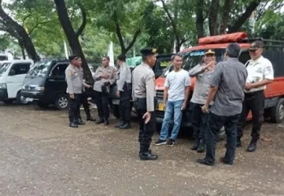 Petugas kepolisian dari Polres Jakarta Timur dan Polsek Kramat Jati melakukan penjagaan dalam upaya mengambil aset lahan parkir di pasar sayur mayur Kramat Jati.(Ist)