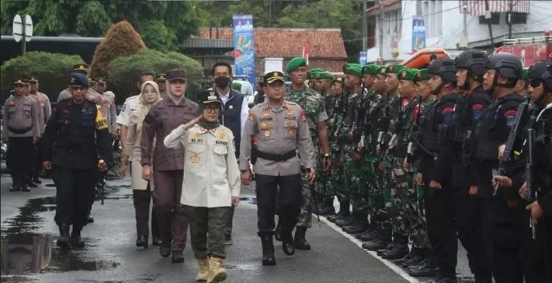 Bupati dan Kapolres Lebak saat cek kesiapan pasukan pengamanan Pilkades. (Ist).