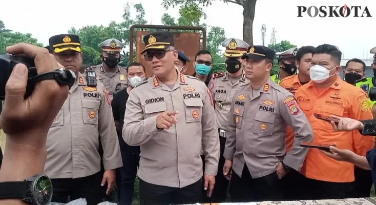 Jajaran Polres Metro Bekasi dan Polsek Cikarang Pusat bersama BPBD Kabupaten Bekasi saat ungkap kasus rekayasa orang tenggelam di Cikarang. Senin (6/6/2022) siang. (Ihsan Fahmi).