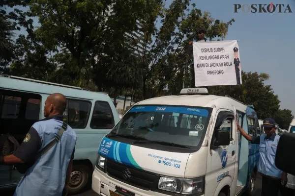 Ribuan sopir Jaklingko berunjuk rasa di depan Balai Kota DKI Jakarta pada Selasa, 30 Juli 2024. (Poskota.co.id/Ahmad Tri Hawaari)