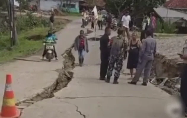 Jalan longsor dan amblas di Sukabungah, Bojongmangu Kabupaten Bekasi. (Ist).