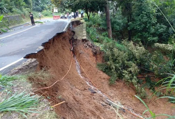 Kondisi Jalan Rangkasbitung-Bogor di Lebak setelah ambles diguyur hujan deras. (Dok: Warga)