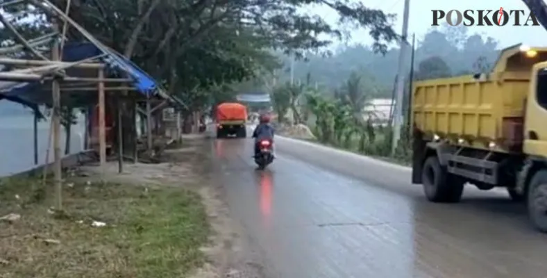 Truk pasir melintas di jalan rangkasbitung - leuwidamar (yusuf)