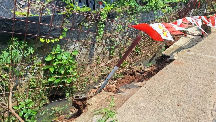 Kondisi tembok penahan tanah di Jalan Wangkal, Kampung Kelapa Dua, Padurenan, Bantargebang, Kota Bekasi mengalami longsor. (Poskota.co.id/Ihsan Fahmi)