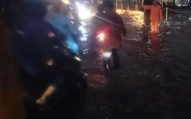 Jalan Jambore Cibubur Kerap Banjir akibat saluran air rusak.(Ist)