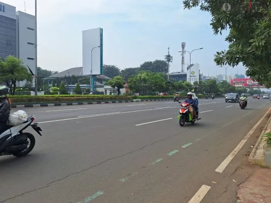 Pemudik lokal melintasi Jalan Ahmad Yani, Kota Bekasi. (Poskota.co.id/Ihsan Fahmi)