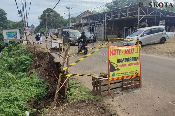 Ruas Jalan Cimanying di Kecamatan Menes, Kabupaten Pandeglang longsor diguyur hujan. (Poskota.co.id/Samsul Fathony)