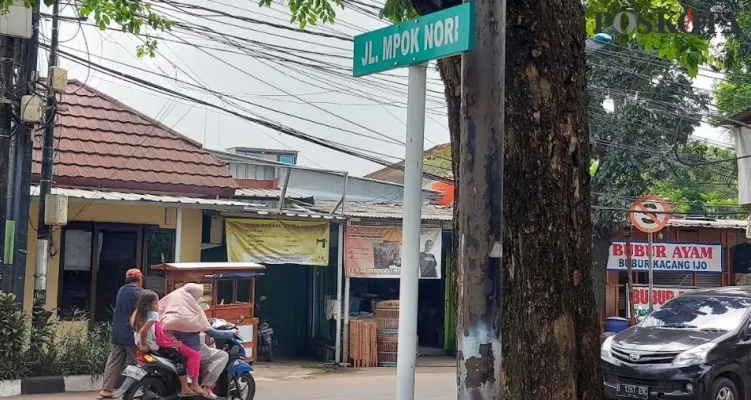 Plang nama Jalan Mpok Nori terpasang menggantikan nama Jalan Raya Bambu Apus, Kelurahan Bambu Apus, Kecamatan Cipayung. (Ardhi)