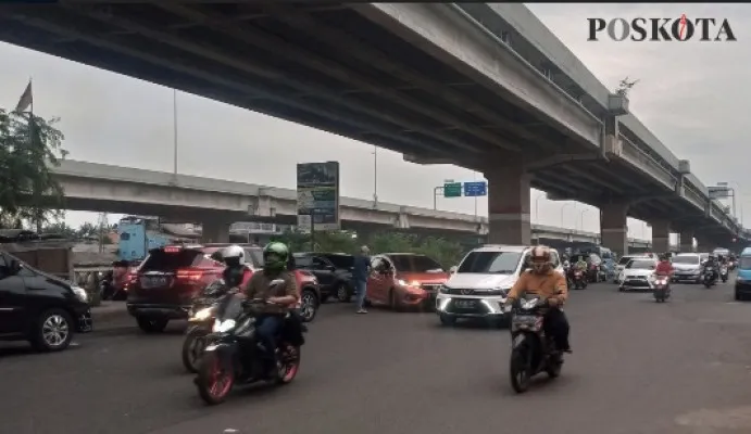 Pengendara sepeda motor dan roda dua saat melintas dijalan Sumber Artha, Kalimalang, Bekasi. (Ihsan Fahmi).