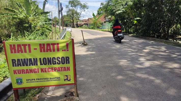 Ruas jalan Panimbang-Angsana di Pandeglang dipasang tanda batas karena rawan longsor. (Foto: Samsul Fatoni).