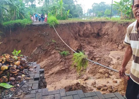 Kondisi jalan Cilabanbulan-Ciherang Jaya di Pandeglang pasca longsor. (Foto: Samsul Fatoni).