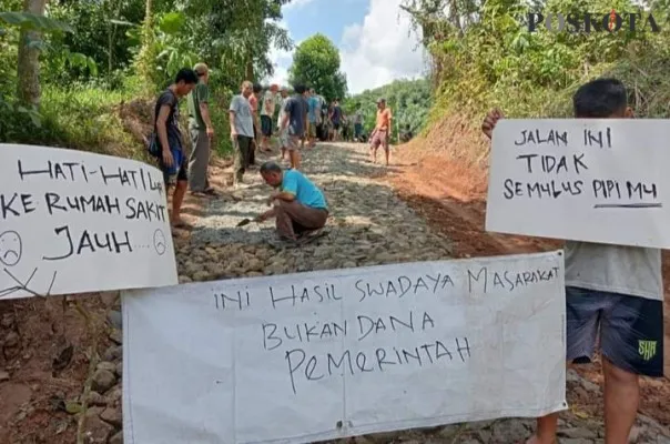 Puluhan warga Cinoyong Pandeglang saat melakukan perbaikan jalan rusak. (Poskota.co.id/Samsul Fathony)