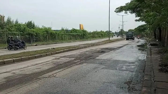 Salah satu titik kerusakan di jalan akses marunda.(aldo)