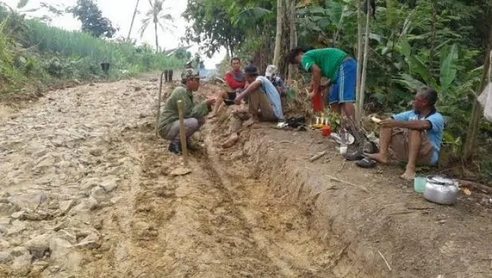 Akses jalan di Desa Curug, Kecamatan Cibaliung, Pandeglang. (Foto: Ist).