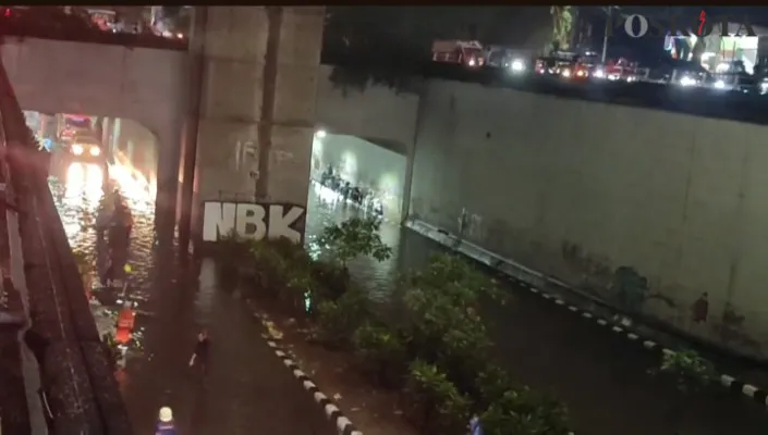 Banjir di underpass Jalan Sholeh Iskandar, Kecamatan Tanah Sareal, Kota Bogor pada Sabtu, 5 Oktober 2024, malam. (Poskota/Panca Aji)