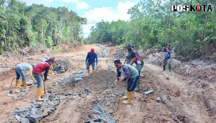 Warga bergotong royong membantu anggota TNI pada Program TMMD ke 110 (Yusuf)