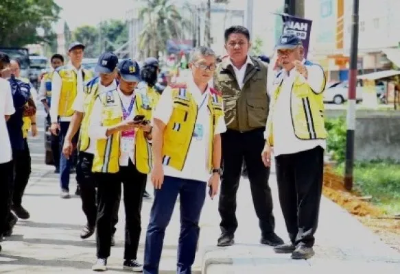 Menteri PUPR Basuki Hadimuljono (kanan, depan) saat meninjau preservasi jalan di Palembang.(foto Humas PUPR)