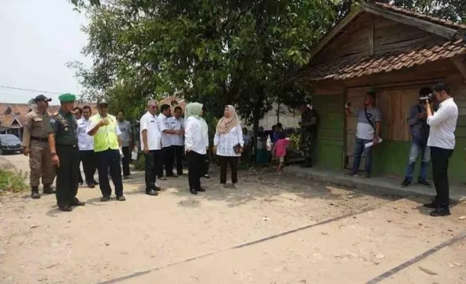 Bupati Pandeglang dan jajarannya saat cek jalur KA Labuan di Pandeglang. (Foto: Ist).