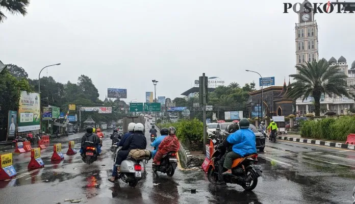 Jalur Puncak Bogor kembali memberlakukan dua arah. (Poskota.co.id/Panca Aji)