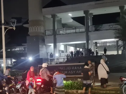 Suasana Masjid KH Hasyim Asy'ari, Cengkareng, Jakarta Barat (Jakbar) saat sholat tarawih pertama pada Bulan Ramadhan 1445H. (Poskota.co.id/Pandi Ramedhan)