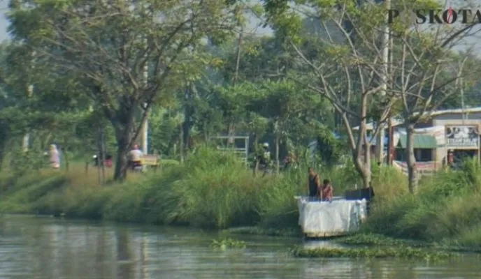 Masih ada Warga  beraktivitas di pinggiran kali di Bekasi. (Ihsan).