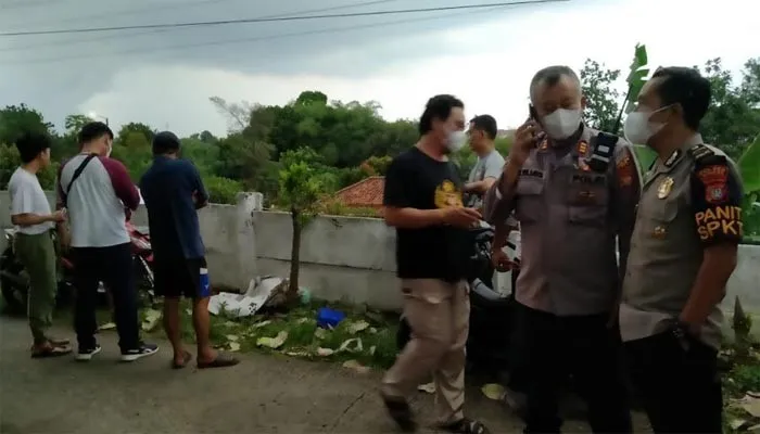 Panir Reskrim Polsek Cinere Ipda Hasanudin memimpin olah TKP temuan jasad janin basis terbungkus selimut. (Ist)