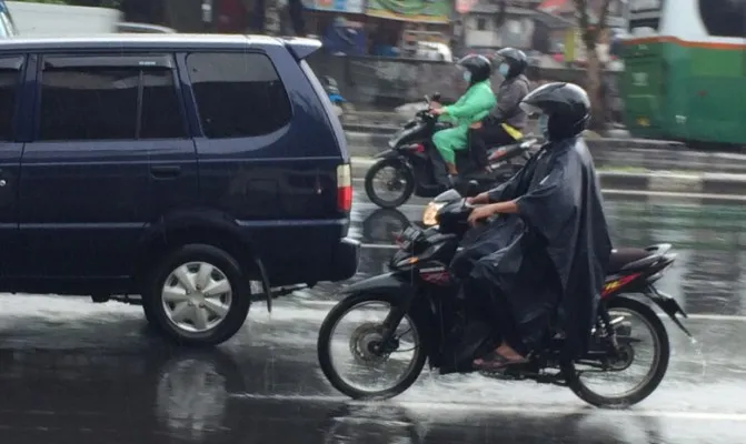 Dalam memilih jas hujan, pengendara sepeda motor tak hanya memperhatikan kualitas namun juga harus perhatikan jenisnya agar tidak membahayakan dalam berkendara. (Foto/reza)